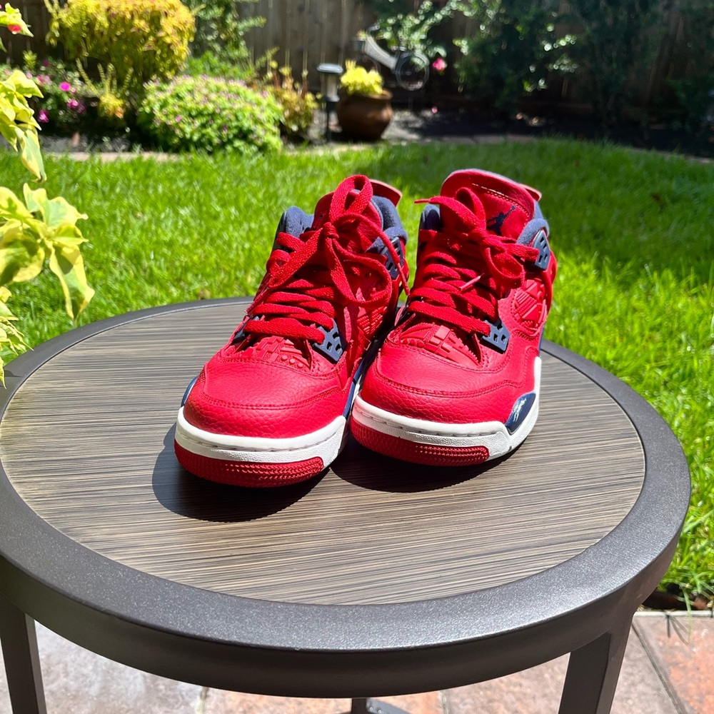 Jordan shoes red,blue,and white are the color.The size is 6y in US.(480452-617)